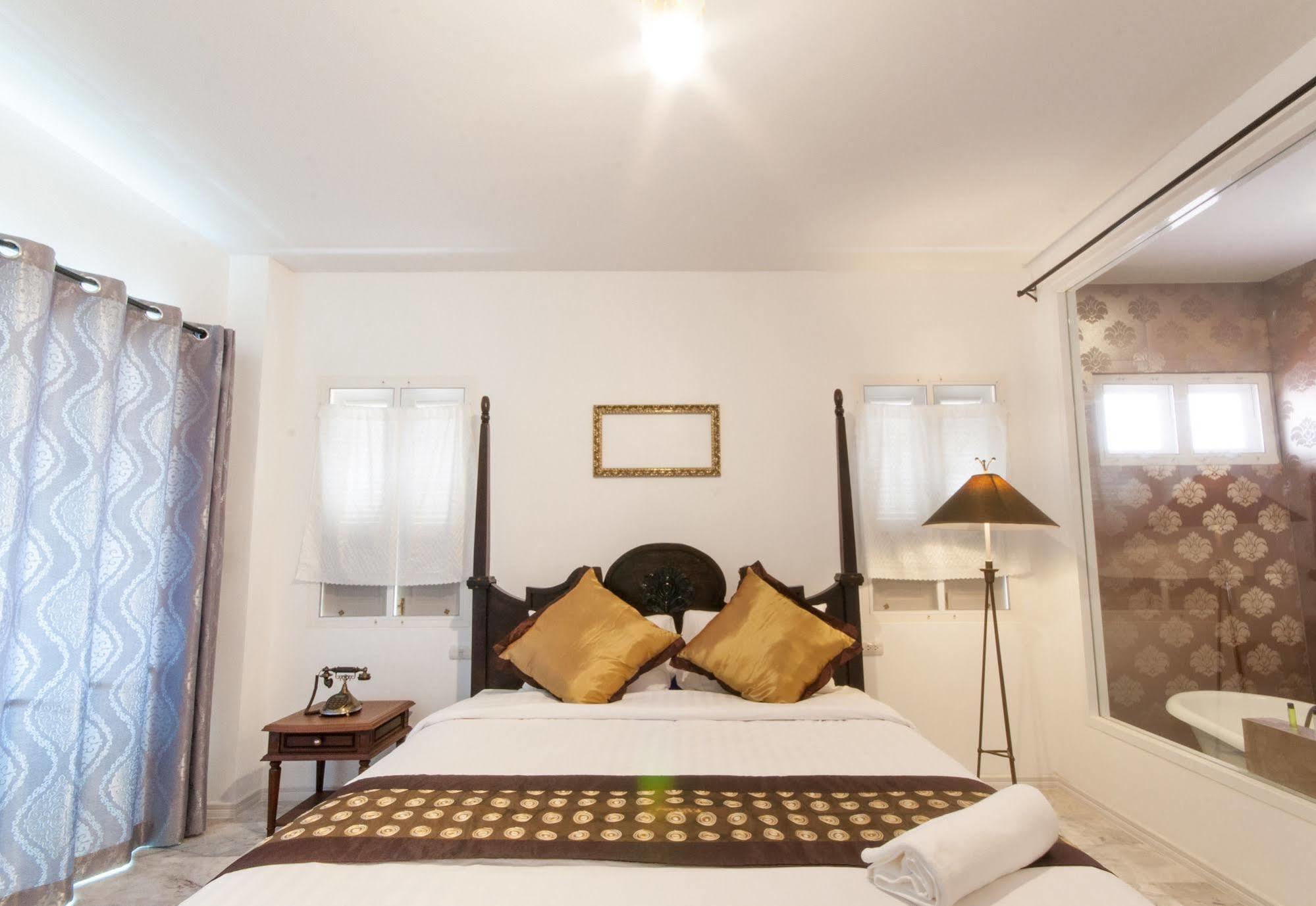 Dharasom' S Colonial House Hotell Bangkok Exteriör bild