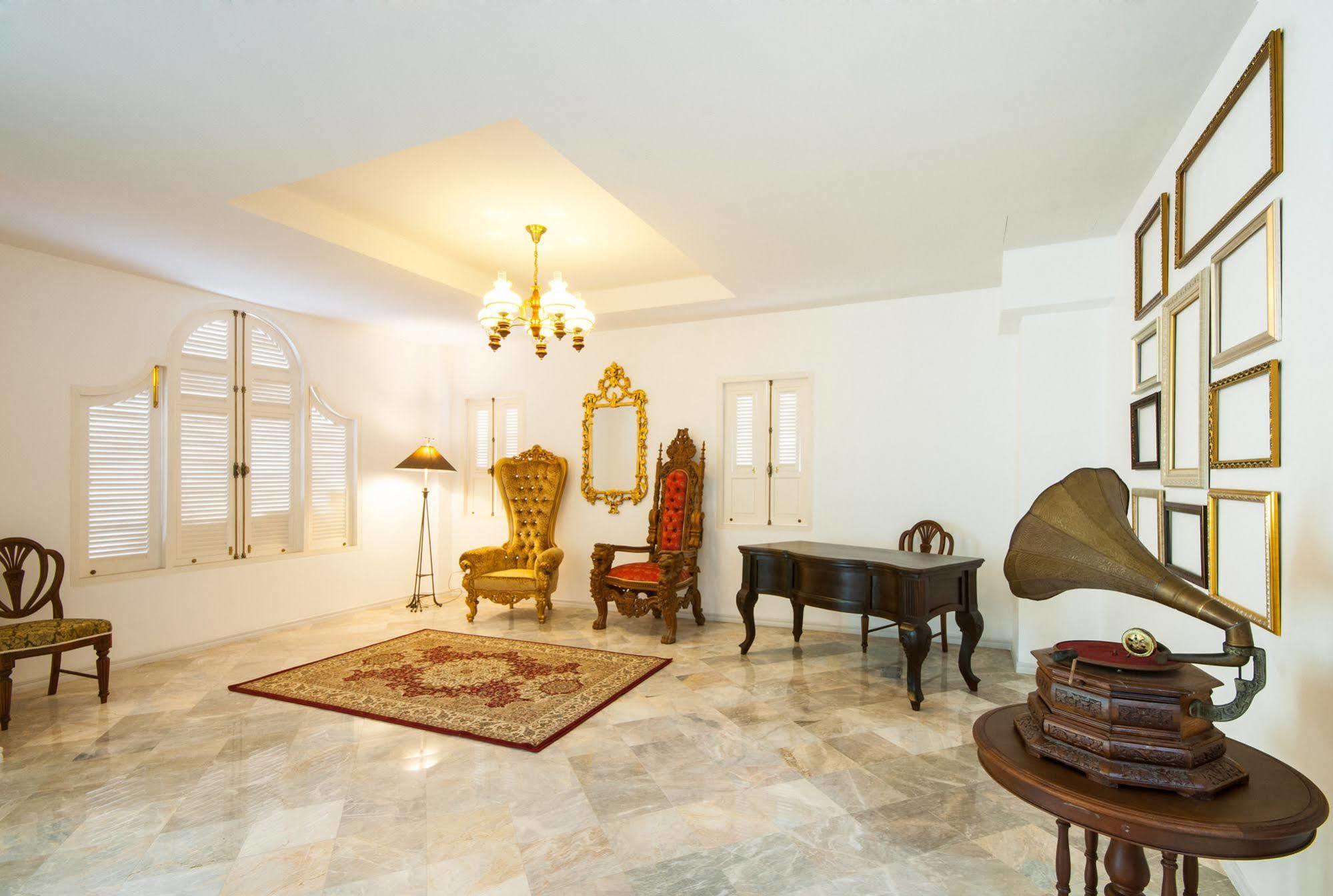 Dharasom' S Colonial House Hotell Bangkok Exteriör bild