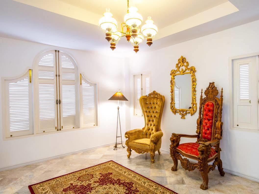 Dharasom' S Colonial House Hotell Bangkok Exteriör bild